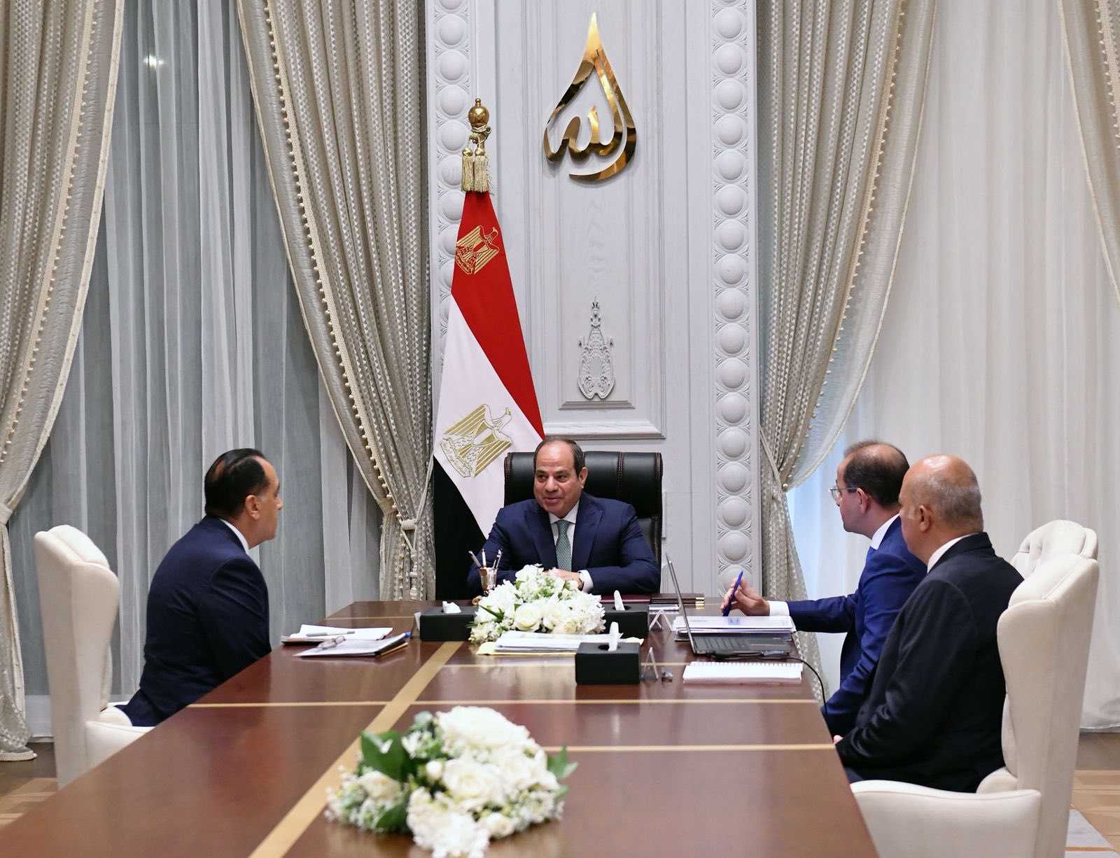 السيسي يجتمع مع رئيس الوزراء ووزير المالية